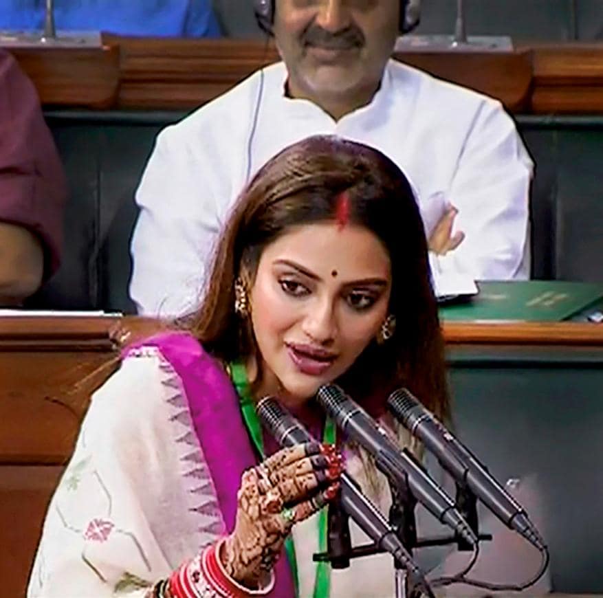 • শপথের শেষে পার্লামেন্ট থেকে বেরিয়ে আসতেই তাঁদের ঘিরে ধরেন সাংবাদিক ও চিত্র সাংবাদিকরা ৷ প্রথমে সকলকে হাসিমুখে পোজ দেন মিমি-নুসরত ৷ কিন্তু অত্যন্ত ঠেলাঠেলিতে কার্যতই বিরক্ত হয়ে ওঠেন দুই তারকা-সাংসদ ৷ • শপথের শেষে পার্লামেন্ট থেকে বেরিয়ে আসতেই তাঁদের ঘিরে ধরেন সাংবাদিক ও চিত্র সাংবাদিকরা ৷ প্রথমে সকলকে হাসিমুখে পোজ দেন মিমি-নুসরত ৷ কিন্তু অত্যন্ত ঠেলাঠেলিতে কার্যতই বিরক্ত হয়ে ওঠেন দুই তারকা-সাংসদ ৷