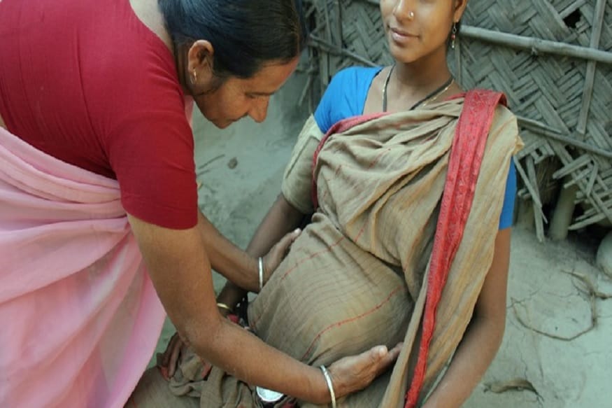 • মাঝরাতে হঠাৎই প্রসব বেদনা ওঠে তাঁর ৷ প্রবল চিৎকার করতে থাকেন ওই মহিলা ৷ ওই মহিলার এক আত্মীয় পাশেই ছিলেন ৷ তিনি এসে দেখেন বাচ্চা বেরিয়ে আসছে ৷ প্রতীকী চিত্র ৷ • মাঝরাতে হঠাৎই প্রসব বেদনা ওঠে তাঁর ৷ প্রবল চিৎকার করতে থাকেন ওই মহিলা ৷ ওই মহিলার এক আত্মীয় পাশেই ছিলেন ৷ তিনি এসে দেখেন বাচ্চা বেরিয়ে আসছে ৷ প্রতীকী চিত্র ৷