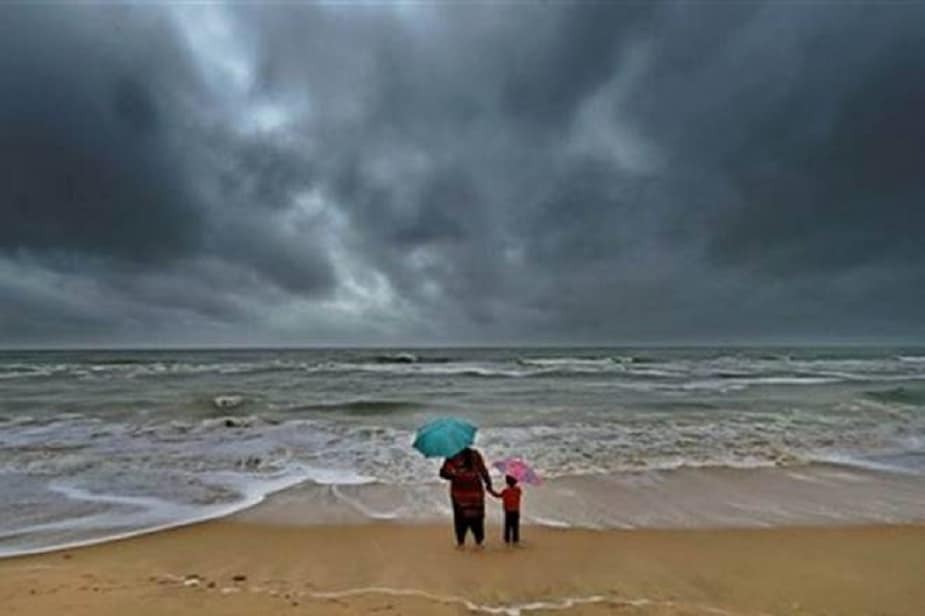 ১৩ জুন বায়ু গুজরাট উপকূলে না ঢোকা পর্যন্ত থমকে রয়েছে মৌসুমী বায়ু। ১৩ জুনের পরই জানা যাবে কবে বাংলায় বর্ষা ঢুকছে । মৌসম ভবন সূত্রে জানানো হয়েছে, 'বায়ু'-র জেরে পশ্চিমবঙ্গে বর্ষার আগমন কিছুটা পিছিয়ে যেতে পারে।Representative imagePhoto Source: Collected ১৩ জুন বায়ু গুজরাট উপকূলে না ঢোকা পর্যন্ত থমকে রয়েছে মৌসুমী বায়ু। ১৩ জুনের পরই জানা যাবে কবে বাংলায় বর্ষা ঢুকছে । মৌসম ভবন সূত্রে জানানো হয়েছে, 'বায়ু'-র জেরে পশ্চিমবঙ্গে বর্ষার আগমন কিছুটা পিছিয়ে যেতে পারে।Representative imagePhoto Source: Collected