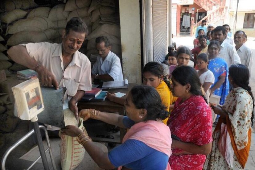 কেন্দ্রীয় সরকারের তরফ থেকে দারিদ্র সীমার নীচে থাকা মানুষেরা ৫ কেজি চিনি, চাল, গম দেওয়া হয় ৷ গম ২ টাকা কেজি চাল ৩ টাকা ও চিনি ১৩.৫ টাকা প্রতি কেজি ৷ প্রতীকী ছবি ৷