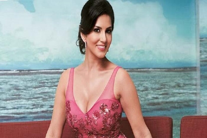 এই কথা ভেবে থাকলে উত্তর একটাই না সানি লিয়ন কোনও ভোজপুরী ছবিতে অভিনয় করছেন না তাঁর ছবি কোকাকোলাতে অভিনয় করতেই ভোজপুরী শেখার প্রস্তুতি নিয়েছেন তিনি ৷ ছবি সংগৃহীত ৷