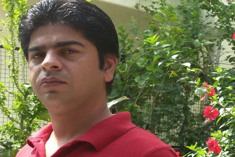  যখন একজন মহিলা সুইমিং পুলে স্নান করছিলেন সেই সময়ে দৃশ্য ক্যামেরা বন্দি করে লক আপে এই যুবক ৷ 