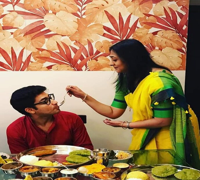 জামাইকে স্বাদ করে খাইয়ে দিচ্ছেন শাশুড়িমা ৷ ছবি সংগৃহীত ৷