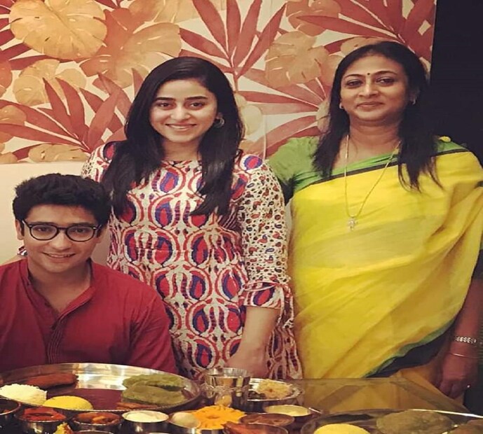 একই ফ্রেমে প্রিয় মানুষেরা ৷ ছবি সংগৃহীত ৷