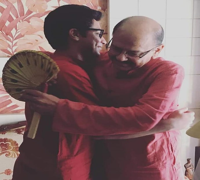 জামাই আলিঙ্গনে শ্বশুরমশাই ৷ ছবি সংগৃহীত ৷