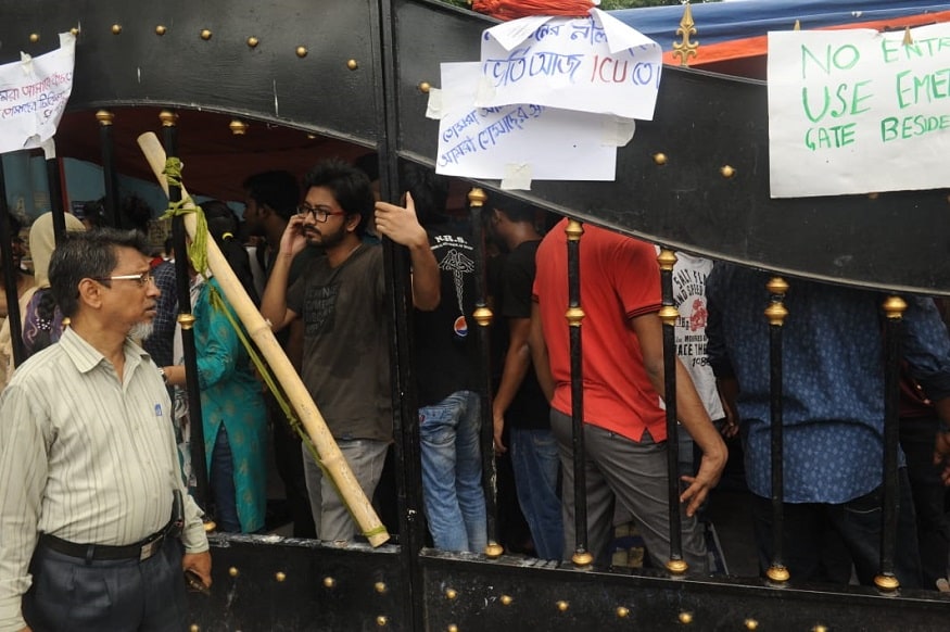 এনআরএসের ঘটনার প্রতিবাদের মধ্যেই বর্ধমান মেডিক্যাল কলেজ হাসপাতালে ফের আক্রান্ত হলেন জুনিয়র ডাক্তাররা। (Image: Sujit Nath, News18) এনআরএসের ঘটনার প্রতিবাদের মধ্যেই বর্ধমান মেডিক্যাল কলেজ হাসপাতালে ফের আক্রান্ত হলেন জুনিয়র ডাক্তাররা। (Image: Sujit Nath, News18)