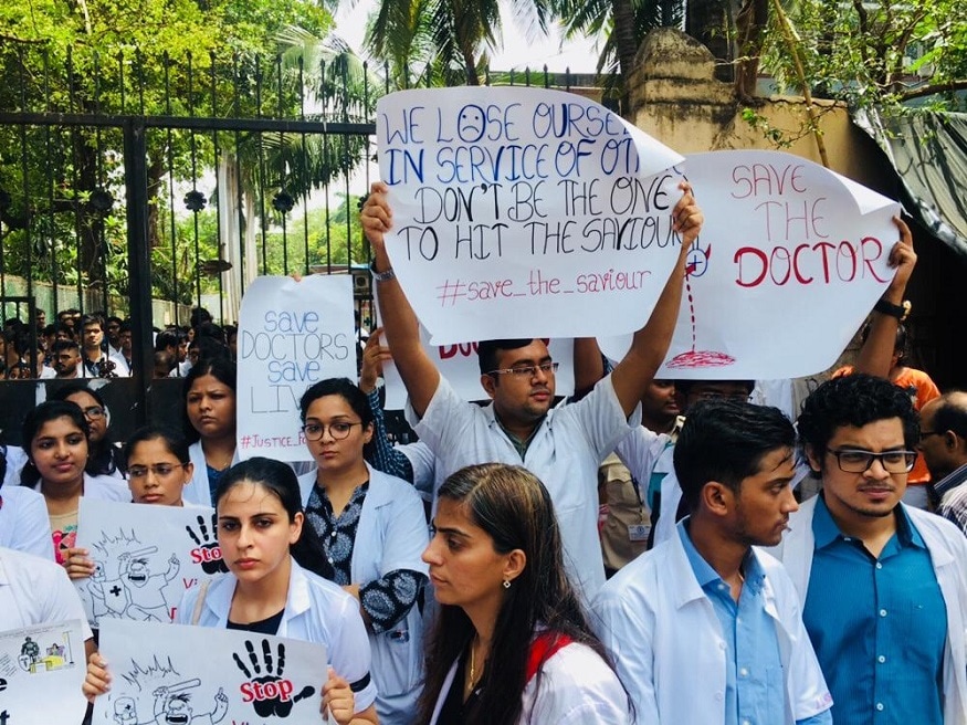 হাতে প্ল্যাকার্ড, মুখে স্লোগান, মাথায় ব্যান্ডেজ লাগিয়ে, এনআরএসের ডাক্তারদের আন্দোলনের পাশে দাঁড়াল দেশের চিকিৎসকরা ৷ (Image: News18) হাতে প্ল্যাকার্ড, মুখে স্লোগান, মাথায় ব্যান্ডেজ লাগিয়ে, এনআরএসের ডাক্তারদের আন্দোলনের পাশে দাঁড়াল দেশের চিকিৎসকরা ৷ (Image: News18)