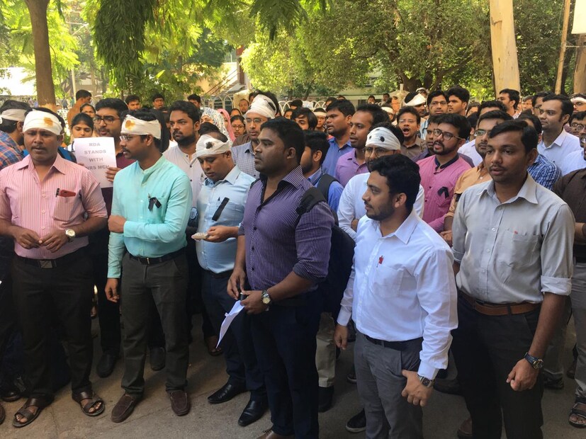কপালে ব্যান্ডেজ ৷ হাতে প্ল্যাকার্ড নিয়ে প্রতিবাদ দেখাল  NIMS মেডিক্যাল কলেজ ডাক্তারা 
