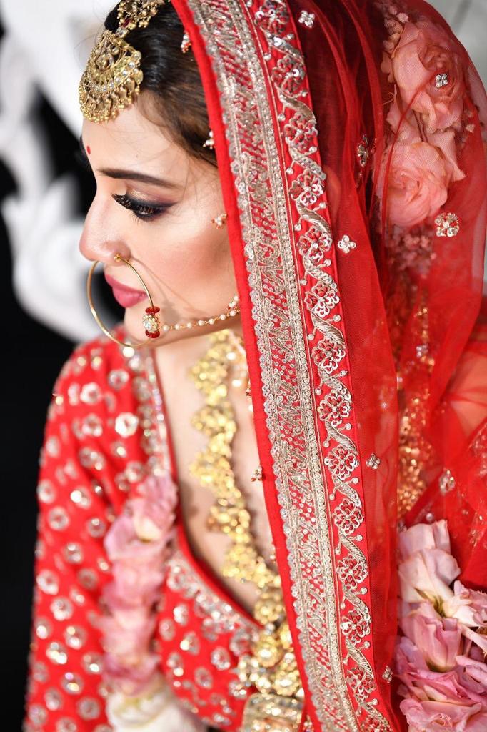 • টুকটুকে লাল লেহেঙ্গা-চোলিতে সেজেছিলেন নুসরত ৷ সঙ্গে ছিল ভারী গয়নাও ৷ একেবারে খাঁটি ভারতীয় লুকে দূর্দান্ত লাগছিল তাঁকে দেখতে ৷ • টুকটুকে লাল লেহেঙ্গা-চোলিতে সেজেছিলেন নুসরত ৷ সঙ্গে ছিল ভারী গয়নাও ৷ একেবারে খাঁটি ভারতীয় লুকে দূর্দান্ত লাগছিল তাঁকে দেখতে ৷