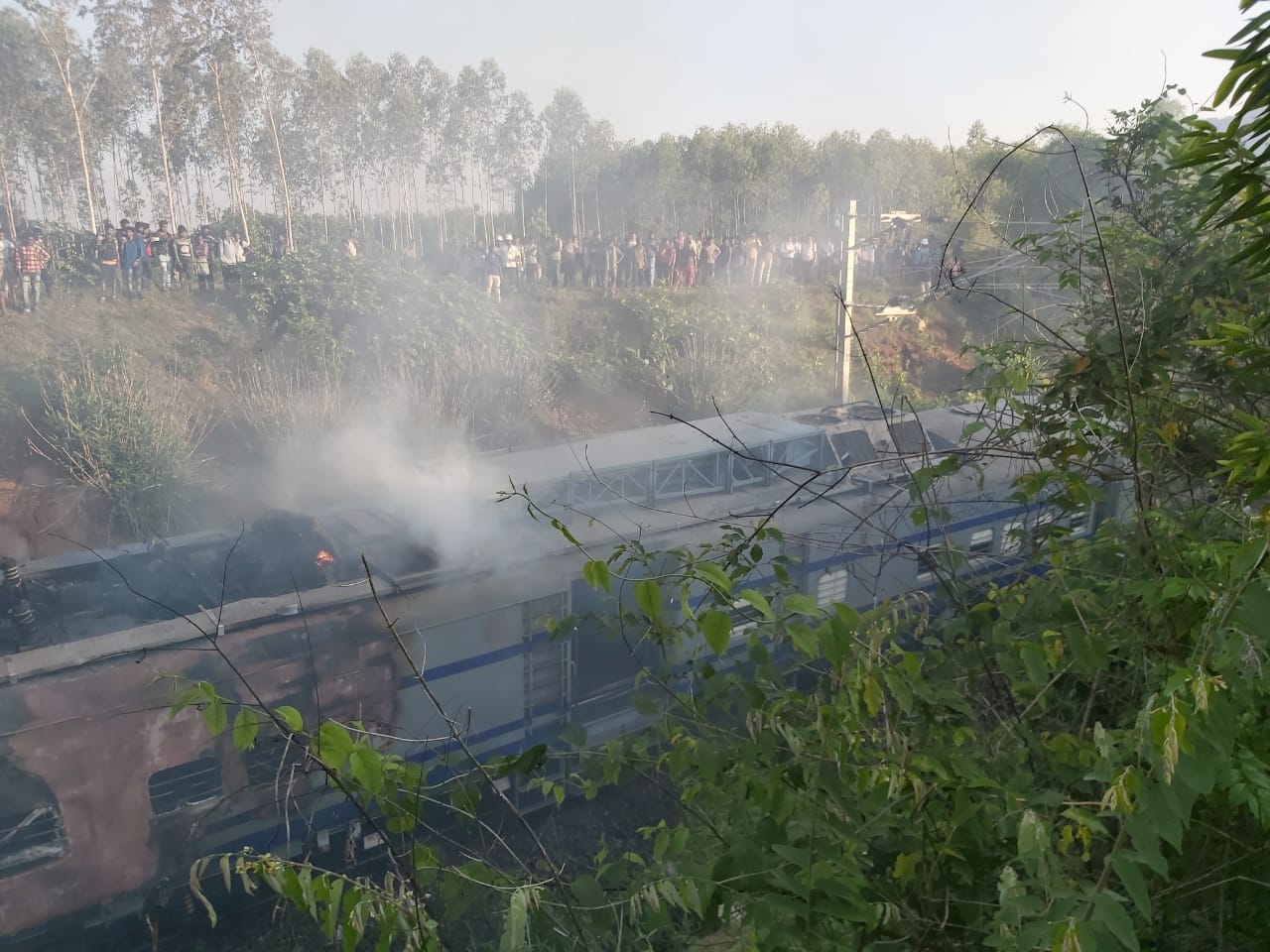 মঙ্গলবার ঘটনাটি ঘটেছে ওড়িশার রায়াগাডা জেলায় ৷ বিকেল সাড়ে চারটে নাগাদ বিপরীত থেকে আসা ট্র্যাক মেনটেন্স ইঞ্জিনের সঙ্গে সরাসরি সংঘর্ষ হয় হাওড়া জগদ্দলপুর এক্সপ্রেসের ৷ সংঘর্ষের পরে আগুন ধরে যায় ট্রেনে ৷ মঙ্গলবার ঘটনাটি ঘটেছে ওড়িশার রায়াগাডা জেলায় ৷ বিকেল সাড়ে চারটে নাগাদ বিপরীত থেকে আসা ট্র্যাক মেনটেন্স ইঞ্জিনের সঙ্গে সরাসরি সংঘর্ষ হয় হাওড়া জগদ্দলপুর এক্সপ্রেসের ৷ সংঘর্ষের পরে আগুন ধরে যায় ট্রেনে ৷