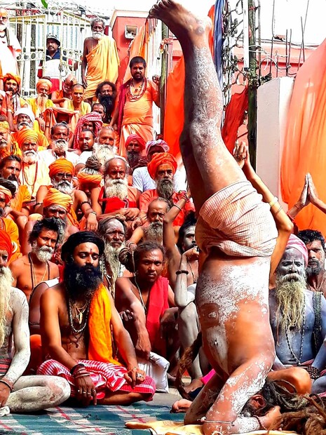 মন্দির চত্বরে শীর্ষাসনে ব্যস্ত সাধু ৷ 