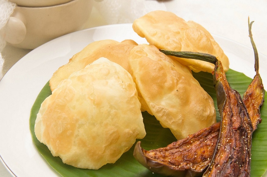 অনেক শাশুড়ি সকালের জলখাবার থেকেই জামাইকে নেমন্তন্ন করেন৷ সুযোগ পেয়ে সকাল থেকেই কব্জি ডুবিয়ে খেতে শুরু করবেন না৷ সীমিত খাবার খান যাতে দুপুরেও খেতে পারেন৷ আবার অনেক জামাই দুপুরে কব্জি ডুবিয়ে থাবেন বলে সকাল থেকে পেট খালি রাখনে না৷ এতে কিন্তু অ্যাসিডিটির সম্ভাবনা প্রবল৷ সকালে পরিমিত খাবার খান৷ অনেক শাশুড়ি সকালের জলখাবার থেকেই জামাইকে নেমন্তন্ন করেন৷ সুযোগ পেয়ে সকাল থেকেই কব্জি ডুবিয়ে খেতে শুরু করবেন না৷ সীমিত খাবার খান যাতে দুপুরেও খেতে পারেন৷ আবার অনেক জামাই দুপুরে কব্জি ডুবিয়ে থাবেন বলে সকাল থেকে পেট খালি রাখনে না৷ এতে কিন্তু অ্যাসিডিটির সম্ভাবনা প্রবল৷ সকালে পরিমিত খাবার খান৷