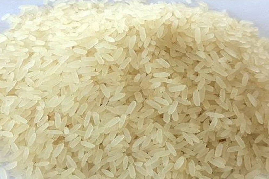 ইডলি তৈরিতে সিদ্ধ চাল ব্যবহার করুন৷ আতপ চালের ইডলি শক্ত হয়ে যায়৷ একটু ছোট সাইজের, মোটা সিদ্ধ চালে ইডলি সবচেয়ে ভাল হয়৷ সরু, লম্বা চালে ইডলি ভাল হয় না৷ ইডলি তৈরিতে সিদ্ধ চাল ব্যবহার করুন৷ আতপ চালের ইডলি শক্ত হয়ে যায়৷ একটু ছোট সাইজের, মোটা সিদ্ধ চালে ইডলি সবচেয়ে ভাল হয়৷ সরু, লম্বা চালে ইডলি ভাল হয় না৷