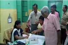 রোগী দেখার পর চিকিৎসকদের দেওয়া হল চকোলেট, ভিন্ন ছবি জলপাইগুড়ি হাসপাতালে রোগী দেখার পর চিকিৎসকদের দেওয়া হল চকোলেট, ভিন্ন ছবি জলপাইগুড়ি হাসপাতালে
