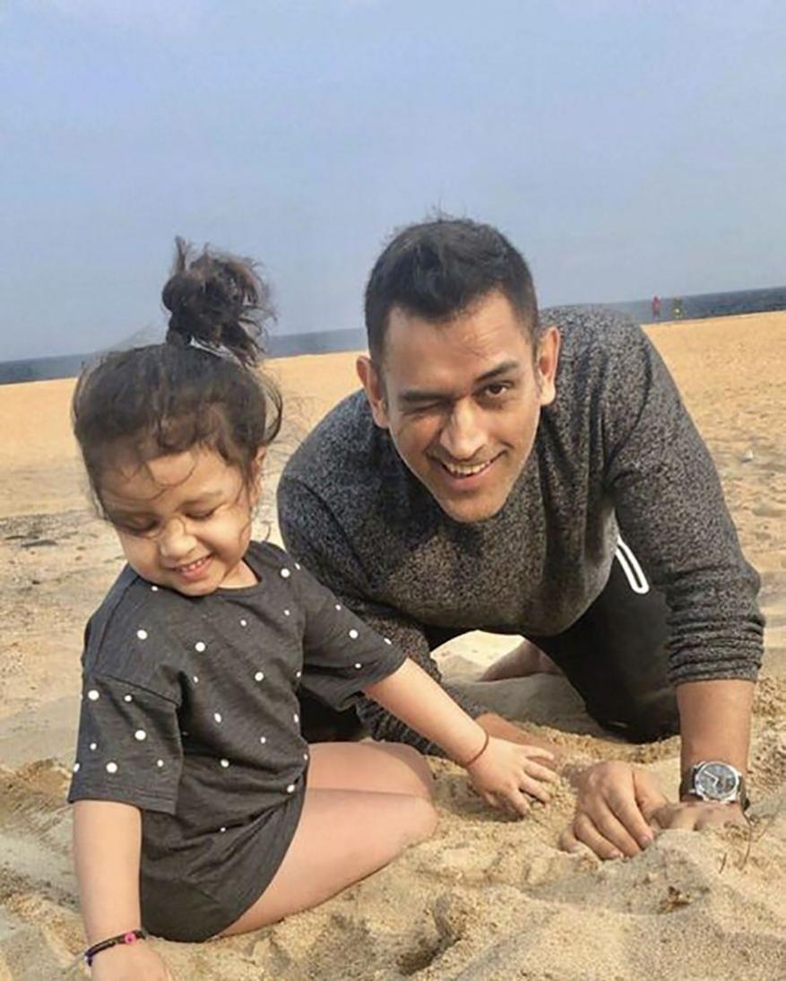 সোশ্যাল মিডিয়ায় দারুণ জনপ্রিয় ধোনির মেয়ে ছোট্ট জিভা ৷ তার ভিডিও রীতিমতো ভাইরাল ইন্টারনেটে ৷ সোশ্যাল মিডিয়ায় দারুণ জনপ্রিয় ধোনির মেয়ে ছোট্ট জিভা ৷ তার ভিডিও রীতিমতো ভাইরাল ইন্টারনেটে ৷