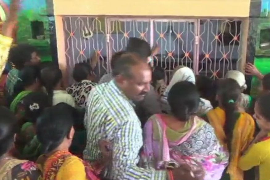 আস্ত কুমির দেখে জন মানসে চাঞ্চল্য ছড়িয়েছে ৷ সেই সময়েই বন দফতরের কর্মীরা এসে মন্দির তেকে উদ্ধার করেছে বিশাল কুমিরকে ৷ আস্ত কুমির দেখে জন মানসে চাঞ্চল্য ছড়িয়েছে ৷ সেই সময়েই বন দফতরের কর্মীরা এসে মন্দির তেকে উদ্ধার করেছে বিশাল কুমিরকে ৷