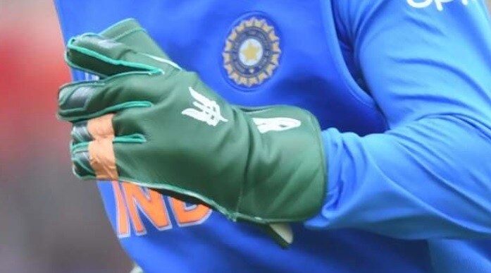 • বুধবার সাদাম্পটনে আন্দিল ফেলুকওয়াওকে স্টাম্প আউট করার সময় ধোনির গ্লাভসটি আরও স্পষ্টভাবে ধরা পড়ে ক্যামেরায় ৷ • বুধবার সাদাম্পটনে আন্দিল ফেলুকওয়াওকে স্টাম্প আউট করার সময় ধোনির গ্লাভসটি আরও স্পষ্টভাবে ধরা পড়ে ক্যামেরায় ৷
