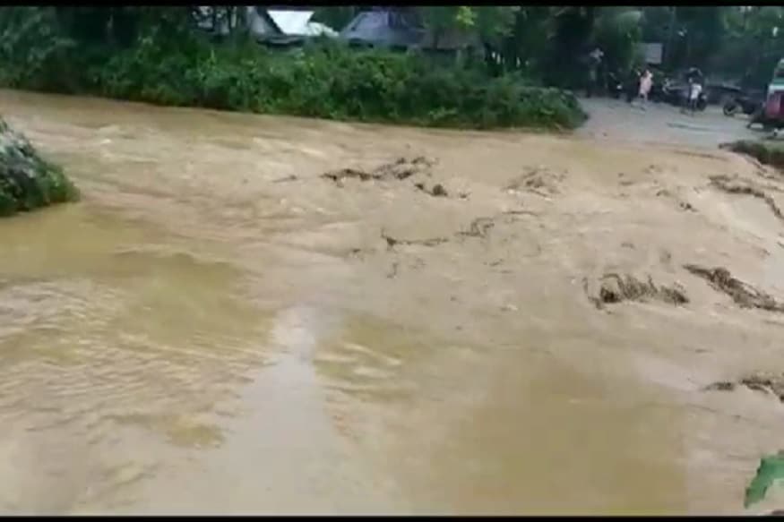 ভুটানে বৃষ্টির কারণে ইতিমধ্যেই বিপদসীমার উপর দিয়ে বইছে বাঙরি নদীর জলসীমা । বিচ্ছিন্ন শহরাঞ্চলের সঙ্গে যোগাযোগ ব্যবস্থা । চরম দুর্ভোগের মুখে পড়েছেন প্রায় ২০ হাজার বাসিন্দা । ভুটানে বৃষ্টির কারণে ইতিমধ্যেই বিপদসীমার উপর দিয়ে বইছে বাঙরি নদীর জলসীমা । বিচ্ছিন্ন শহরাঞ্চলের সঙ্গে যোগাযোগ ব্যবস্থা । চরম দুর্ভোগের মুখে পড়েছেন প্রায় ২০ হাজার বাসিন্দা ।