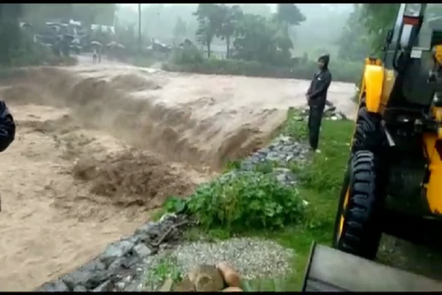 হড়পা বানের জেরে জলমগ্ন ডুয়ার্সের বিস্তীর্ণ এলাকা । দুমচি নদীতে আটকে পড়েছে বালি বোঝাই একটি লরি । হড়পা বানের জেরে জলমগ্ন ডুয়ার্সের বিস্তীর্ণ এলাকা । দুমচি নদীতে আটকে পড়েছে বালি বোঝাই একটি লরি ।
