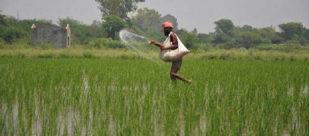 Essential Commodity Act এ বদলের জন্য কনজিউমার অ্যাফেয়ার মন্ত্রালয়ের কাছে আবেদন জানিয়েছে নীতি আয়োগ ৷ এই অ্যাক্টে সরকার যে কোনও বস্তুর মাত্রা ও দাম ঠিক করতে পারবে ৷ অথার্ৎ সরকার যে কোনও ব্যবসায়ীকে কম দামে জিনিস বিক্রি করার জন্য বাধ্য করতে পারে ৷ তাই এবারের বাজেটে কৃষকদের জন্য কোনও বড় ঘোষণা করবে কিনা মোদি সরকার সেই দিকেই নজর সকলের ৷ Essential Commodity Act এ বদলের জন্য কনজিউমার অ্যাফেয়ার মন্ত্রালয়ের কাছে আবেদন জানিয়েছে নীতি আয়োগ ৷ এই অ্যাক্টে সরকার যে কোনও বস্তুর মাত্রা ও দাম ঠিক করতে পারবে ৷ অথার্ৎ সরকার যে কোনও ব্যবসায়ীকে কম দামে জিনিস বিক্রি করার জন্য বাধ্য করতে পারে ৷ তাই এবারের বাজেটে কৃষকদের জন্য কোনও বড় ঘোষণা করবে কিনা মোদি সরকার সেই দিকেই নজর সকলের ৷