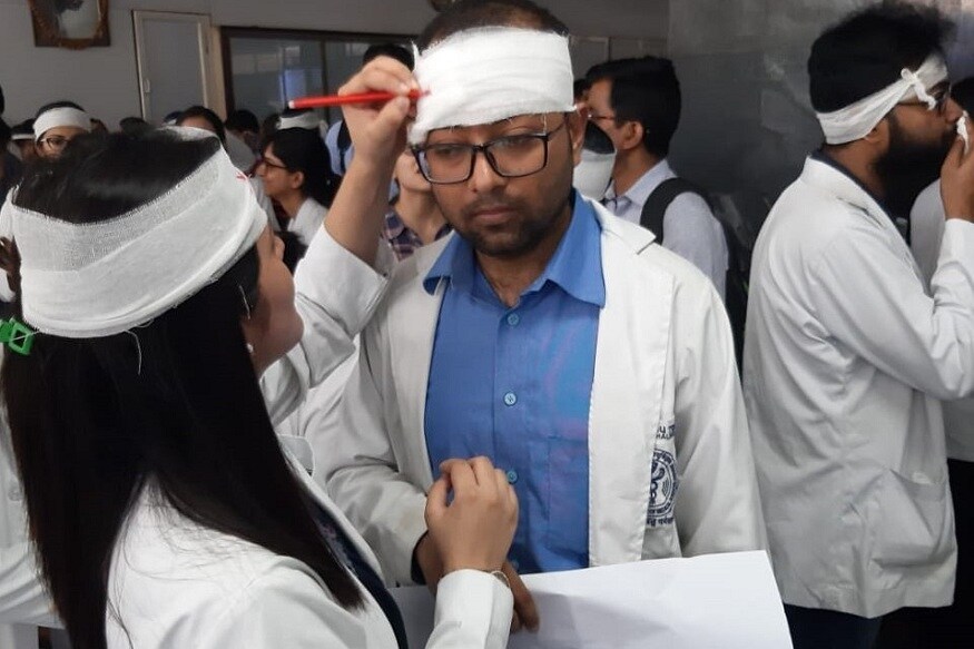 কিন্তু তাতেও অনড় চিকিৎসকরা। জুনিয়র ডাক্তারদের সঙ্গে কথা বলেন শিক্ষাস্বাস্থ্য আধিকারিকও। (Image: News18) কিন্তু তাতেও অনড় চিকিৎসকরা। জুনিয়র ডাক্তারদের সঙ্গে কথা বলেন শিক্ষাস্বাস্থ্য আধিকারিকও। (Image: News18)