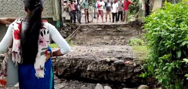 সেতু ভেঙে বিপাকে চা শ্রমিকরা ৷ বিপাকে ভার্ণাবাড়ি চা বাগানের শ্রমিকরা ৷ ঘুরপথে বাগানে যাতায়াত করতে হচ্ছে চা শ্রমিকদের ৷ সেতু ভেঙে বিপাকে চা শ্রমিকরা ৷ বিপাকে ভার্ণাবাড়ি চা বাগানের শ্রমিকরা ৷ ঘুরপথে বাগানে যাতায়াত করতে হচ্ছে চা শ্রমিকদের ৷