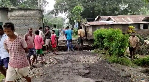 ভুটান পাহাড় ও ডুয়ার্সে ভারী বৃষ্টি। জল বাড়ছে ডুডুয়া, গিলান্ডি, জলঢাকায়। জল বাড়ছে ডায়না নদীতেও। নাথুয়ার মাছিয়ালিতে বাঁধ ভাঙার আশঙ্কা। ডায়না নদীর বাঁধ ভাঙার আশঙ্কা। ফের জল ঢোকার আশঙ্কা বানারহাটেও ৷ ভুটান পাহাড় ও ডুয়ার্সে ভারী বৃষ্টি। জল বাড়ছে ডুডুয়া, গিলান্ডি, জলঢাকায়। জল বাড়ছে ডায়না নদীতেও। নাথুয়ার মাছিয়ালিতে বাঁধ ভাঙার আশঙ্কা। ডায়না নদীর বাঁধ ভাঙার আশঙ্কা। ফের জল ঢোকার আশঙ্কা বানারহাটেও ৷