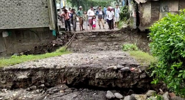 জল নামতেই ভাঙল কাঠের সেতু ৷ আলিপুরদুয়ারের হাসিমারার ঘটনা ৷এর জেরে হাসিমারা-ভার্ণাবাড়ি যোগাযোগ বিচ্ছিন্ন ৷ জল নামতেই ভাঙল কাঠের সেতু ৷ আলিপুরদুয়ারের হাসিমারার ঘটনা ৷এর জেরে হাসিমারা-ভার্ণাবাড়ি যোগাযোগ বিচ্ছিন্ন ৷