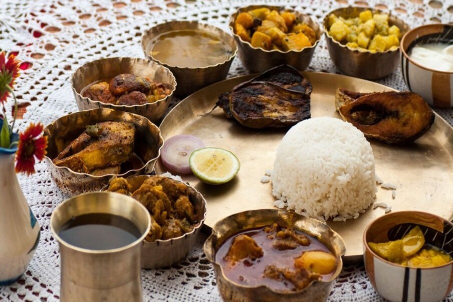  কথাতেই রয়েছে জামাই আদর৷ জামাই ষষ্ঠীর দিনটা জামাইকে সেই আদরে ভরিয়ে দেন শাশুড়িরা৷ ভাল করে খাওয়াতে গিয়ে অনেক সময়ই জোর করে ফেলেন৷ একদিকে জামাইদের স্বাস্থ্যের জন্য সেটা যেমন ক্ষতিকর, অন্যদিকে জামাইরাও কষ্ট দেবেন না বলে বেশি খেয়ে ফেলেন৷ জেনে নিন কীভাবে শাশুড়িকে কষ্ট না দিয়েও না বলতে পারেন৷