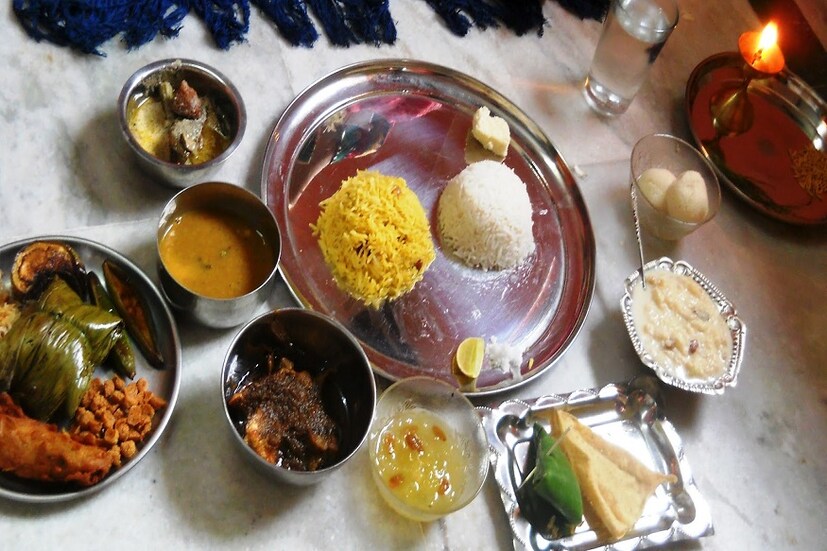 খাওয়াটা জামাই ষষ্ঠীর একটা অংশ৷ এই দিনটা কিন্তু পরিবারের সঙ্গে সময় কাটানোও৷ তাই সারাদিন নিজের ফোন বা টিভিতে ব্যস্ত না থেকে পরিবারের মানুষগুলোর সঙ্গে গল্প করুন৷বয়স্ক শ্বশুর-শাশুড়িকে সময় দিন৷ এতে খাওয়ার ওপর থেকে গুরুত্ব কমে যাবে৷ আবার দিনটাও খুব সুন্দর ভাবে কাটবে৷