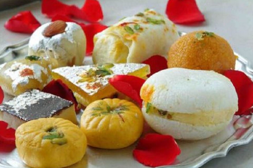যখনই কোনও খাবার নিয়ে জোর করা হবে আলতো করে না বলে কথা ঘুরিয়ে দিন৷ একেবারে অন্য প্রসঙ্গে কথা বলুন৷ তবে তা যেন শাশুড়ির জীবন নিয়েই হয়৷ এতে উনি ব্যস্ত হয়ে পড়বেন৷ খাওয়ানোর ওপর থেকে মনযোগ যেমন সরে যাবে তেমনই গুরুত্ব পেয়ে খুশিও হবেন৷ যখনই কোনও খাবার নিয়ে জোর করা হবে আলতো করে না বলে কথা ঘুরিয়ে দিন৷ একেবারে অন্য প্রসঙ্গে কথা বলুন৷ তবে তা যেন শাশুড়ির জীবন নিয়েই হয়৷ এতে উনি ব্যস্ত হয়ে পড়বেন৷ খাওয়ানোর ওপর থেকে মনযোগ যেমন সরে যাবে তেমনই গুরুত্ব পেয়ে খুশিও হবেন৷