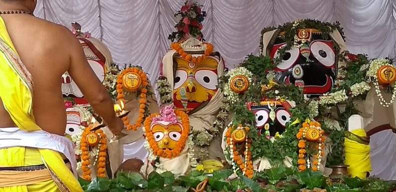 • ৬) কণিকা অর্থাৎ সুগন্ধী ভাত, ৭) টাটা খিঁচুড়ি অর্থাৎ শুকনো খিঁচুড়ি, ৮) মেন্ধা মুন্ডিয়া অর্থাৎ বিশেষ ধরণের কেক, ৯) বড়া কান্তি অর্থাৎ বড় কেক, ১০) মাথা পুলি অর্থাৎ পুলি পিঠে, ১১) হামসা কেলি অর্থাৎ মিষ্টি কেক ৷ • ৬) কণিকা অর্থাৎ সুগন্ধী ভাত, ৭) টাটা খিঁচুড়ি অর্থাৎ শুকনো খিঁচুড়ি, ৮) মেন্ধা মুন্ডিয়া অর্থাৎ বিশেষ ধরণের কেক, ৯) বড়া কান্তি অর্থাৎ বড় কেক, ১০) মাথা পুলি অর্থাৎ পুলি পিঠে, ১১) হামসা কেলি অর্থাৎ মিষ্টি কেক ৷