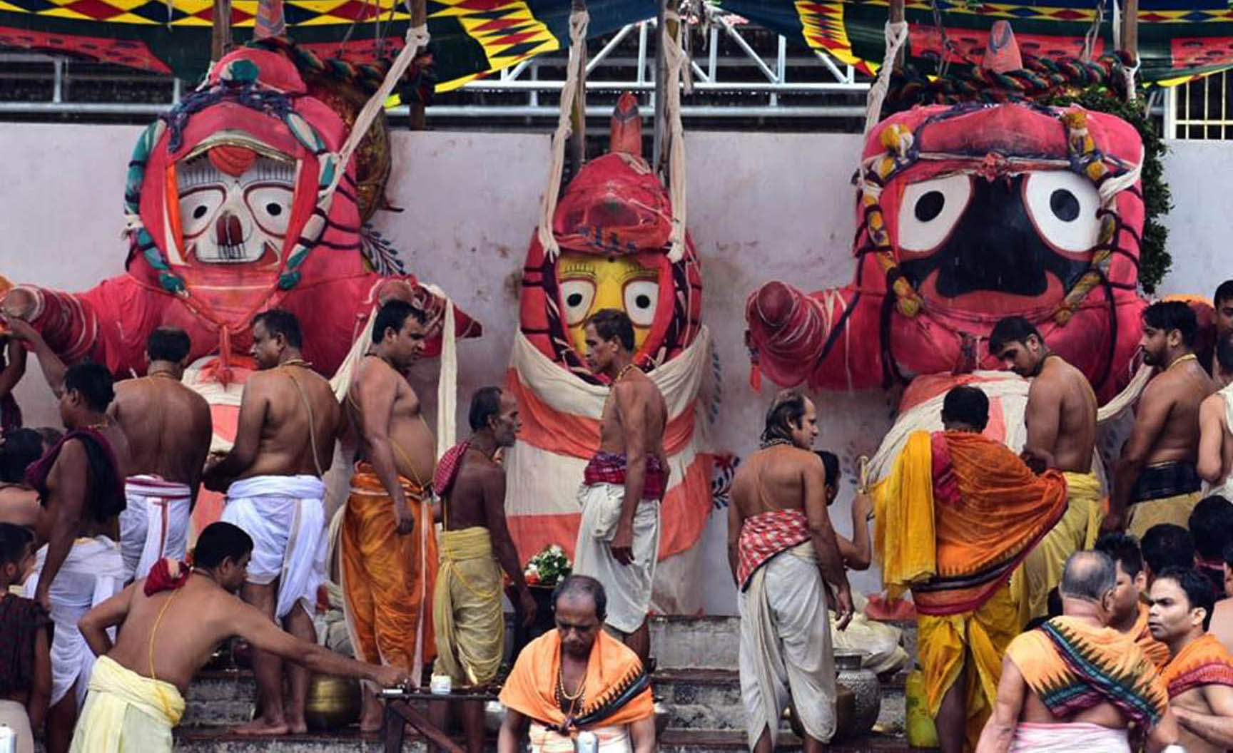 • বিশুদ্ধ সিদ্ধান্ত পঞ্জিকা মতে আগামিকাল মহাপ্রভুর মহাস্নান। সেই উৎসবকে কেন্দ্র করে এখন ব্যস্ততা তুঙ্গে পুরীর জগন্নাথ মন্দিরে। প্রতি বছর দেবস্নান পূর্ণিমায় এই রীতি পালিত হয়। মহাস্নানের আগে অবধি রত্নবেদীতেই থাকেন জগন্নাথ। • বিশুদ্ধ সিদ্ধান্ত পঞ্জিকা মতে আগামিকাল মহাপ্রভুর মহাস্নান। সেই উৎসবকে কেন্দ্র করে এখন ব্যস্ততা তুঙ্গে পুরীর জগন্নাথ মন্দিরে। প্রতি বছর দেবস্নান পূর্ণিমায় এই রীতি পালিত হয়। মহাস্নানের আগে অবধি রত্নবেদীতেই থাকেন জগন্নাথ।