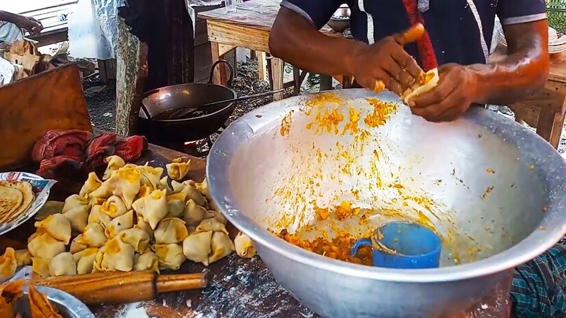 সম্প্রতি তাঁর দোকানে তল্লাশি চালায় আয়কর ৷ আয়কর দফতরের (আলিগড় রেঞ্জ) ডেপুটি কমিশনার রবীন্দ্র পাল সিং জানান, ৪০ লক্ষের উপর আয় হলেই জিএসটি রেজিস্ট্রেশন জরুরি। পাশাপাশি, খাবারের উপর ৫ শতাংশ ট্যাক্স। কিন্তু এর কোনও কিছুই কোনকালে দেননি মুকেশ ৷ বিপুল আয়ের সঙ্গে সঙ্গে ট্যাক্স ফাঁকির কথাও স্বীকার করেছেন মুকেশ কচুরিওয়ালা ৷ 