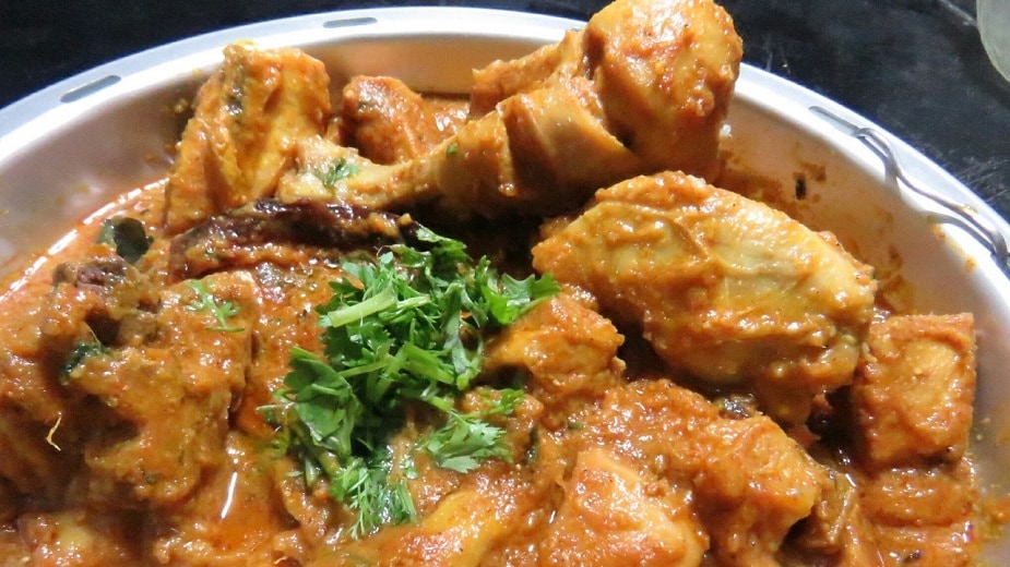 অনেক সময় রান্নার পরেও এক ধরনের ক্ষতিকর ব্যাকটিরিয়া চিকেনের অংশবিশেষে রয়ে যায়। রান্না করা চিকেন যদি মাইক্রোওয়েভে গরম করা হয় তা হলে এই ব্যাকটেরিয়া মাংসের সর্বত্র ছড়িয়ে পড়ার সম্ভাবনা দেখা দেয়। এই ব্যাকটেরিয়া গুরুতর পেটের অসুখ ঘটাতে পারে।photo source collected অনেক সময় রান্নার পরেও এক ধরনের ক্ষতিকর ব্যাকটিরিয়া চিকেনের অংশবিশেষে রয়ে যায়। রান্না করা চিকেন যদি মাইক্রোওয়েভে গরম করা হয় তা হলে এই ব্যাকটেরিয়া মাংসের সর্বত্র ছড়িয়ে পড়ার সম্ভাবনা দেখা দেয়। এই ব্যাকটেরিয়া গুরুতর পেটের অসুখ ঘটাতে পারে।photo source collected
