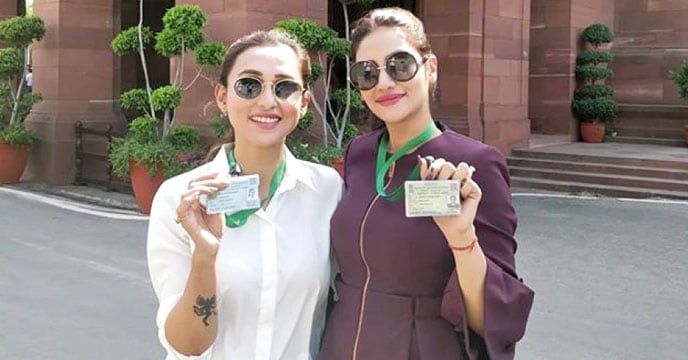 • ঠেলাঠেলির হাত থেকে বাঁচাতে মিমিকে দু’হাত দিয়ে আগলে ধরতে দেখা যায় নুসরতকে ৷ এক সাংবাদিককে লক্ষ্য করে তাঁকে বলতে শোনা যায়, ‘আপ ধাক্কা নেহি মার সকতে স্যর, সামঝিয়ে বাত কো ৷’ • ঠেলাঠেলির হাত থেকে বাঁচাতে মিমিকে দু’হাত দিয়ে আগলে ধরতে দেখা যায় নুসরতকে ৷ এক সাংবাদিককে লক্ষ্য করে তাঁকে বলতে শোনা যায়, ‘আপ ধাক্কা নেহি মার সকতে স্যর, সামঝিয়ে বাত কো ৷’