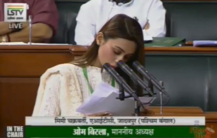 • শপথ গ্রহণের অনুষ্ঠানে উপস্থিত না থেকে বিয়ে করতে যাওয়া নিয়ে সোশ্যাল মিডিয়ায় ব্যাপক ট্রোলড হতে হয় নুসরতকে ৷ শুধু তাই নয়, যখন তাঁর কেন্দ্রের অন্তর্গত সন্দেশখালিতে অগ্নিগর্ভ পরিস্থিতি হয়েছে তখনও সেখানে উপস্থিত থাকেননি নায়িকা ৷ 