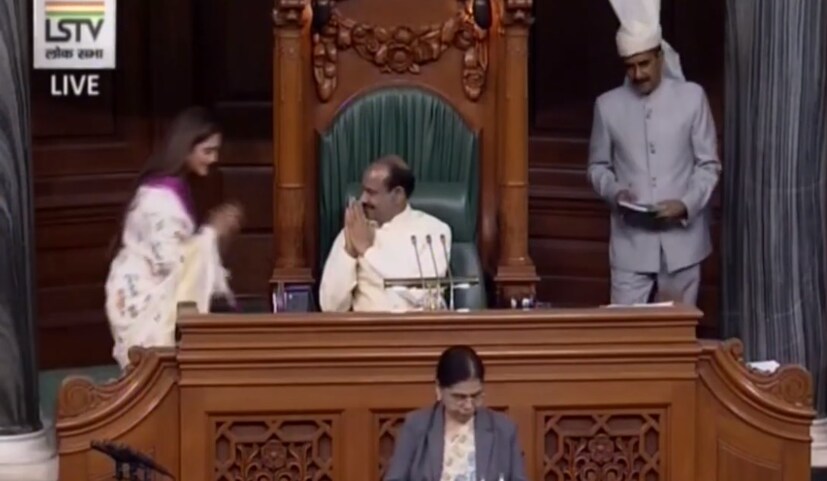 • সদ্যই বিয়ে হয়েছে ৷ তাই একেবারে নববধূর সাজে লোকসভায় পৌঁছন তারকা-সাংসদ নুসরত ৷ বেগুনি পাড় সাদা লিনেন শাড়ির আঁচল ছিল গায়ে জড়ানো ৷ হাত ভর্তি মেহেন্দি, চূড়া আর সিঁথিতে ছিল চওড়া সিঁদুর ৷ অন্যদিকে মিমি পরেছিলেন সাদা ফুল স্লিভস সালোয়ার কামিজ ৷
