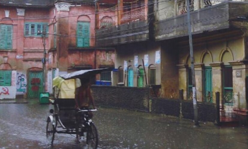 স্কাইমেটের তরফে জানানো হয়েছে, মধ্য ভারতে এখনও পর্যন্ত নাম মাত্র বৃষ্টি হয়েছে ৷ তবে ২০ জুনের পর মধ্যপ্রদেশ, ছত্তীসগড়ে ভারী বৃষ্টির সম্ভাবনা রয়েছে ৷ রবিবার মৌসুমি বায়ুর গতি বেড়েছে ৷ ইতিমধ্যেই কর্ণাটকে পৌঁছে গিয়েছে বর্ষা ৷ এবার সাধারণ সময়ের থেকে ১০ দিন দেরিতে ঢুকেছে বর্ষা ৷ 