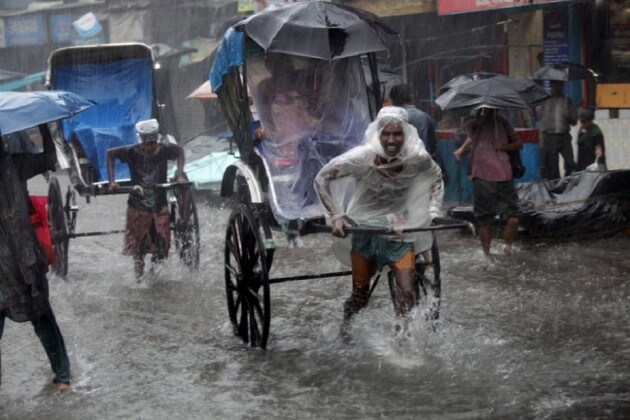 দক্ষিণবঙ্গের বাকি সব জেলাতেই এই দুদিন হালকা থেকে মাঝারি বৃষ্টির সম্ভাবনা। রবিবার পর্যন্ত কলকাতা সহ দক্ষিণবঙ্গে মেঘলা আকাশ থাকবে। চলবে বিক্ষিপ্ত বৃষ্টি। দক্ষিণবঙ্গের বাকি সব জেলাতেই এই দুদিন হালকা থেকে মাঝারি বৃষ্টির সম্ভাবনা। রবিবার পর্যন্ত কলকাতা সহ দক্ষিণবঙ্গে মেঘলা আকাশ থাকবে। চলবে বিক্ষিপ্ত বৃষ্টি।