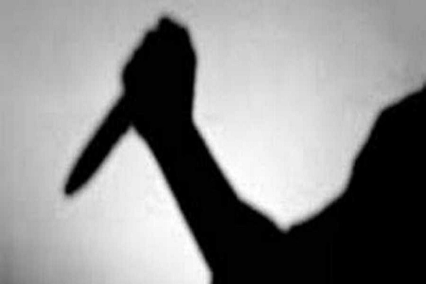শনিবার রাতে তাঁর বাড়িতে ৫৭ বছর বয়সী এক মহিলার মৃতদেহ উদ্ধার করে পুলিশ কিন্তু মৃতদেহের সঙ্গে ছিল না মৃতার মাথা । পুলিশ সূত্রের খবর মৃতার মুন্ডু উদ্ধার করা হয় তাঁর বাড়ির বাইরে। শনিবার রাতে তাঁর বাড়িতে ৫৭ বছর বয়সী এক মহিলার মৃতদেহ উদ্ধার করে পুলিশ কিন্তু মৃতদেহের সঙ্গে ছিল না মৃতার মাথা । পুলিশ সূত্রের খবর মৃতার মুন্ডু উদ্ধার করা হয় তাঁর বাড়ির বাইরে।