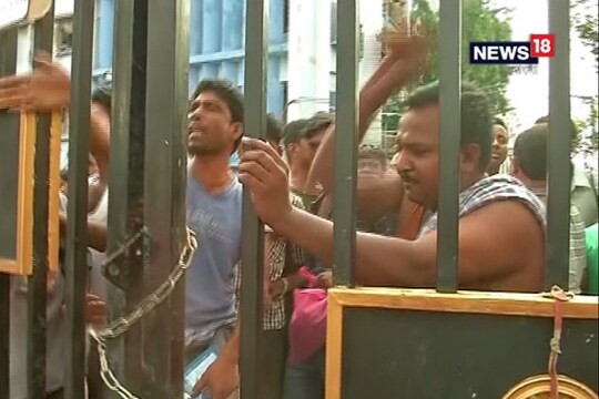 তালা ভেঙে ভিতরে ঢুকছেন রোগীর আত্মীয়রা