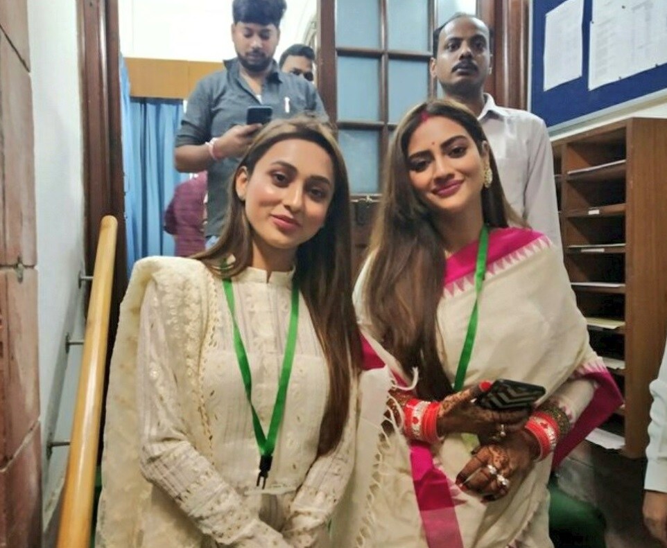 • লোকসভায় শপথের দিন উপস্থিত থাকতে পারেননি ৷ সে সময় ডেস্টিনেশন ওয়েডিং সারতে তুরস্কের বোদরুমে উড়ে গিয়েছিলেন বসিরহাট কেন্দ্র থেকে জয়ী তৃণমূলের সাংসদ নুসরত জাহান ৷ • লোকসভায় শপথের দিন উপস্থিত থাকতে পারেননি ৷ সে সময় ডেস্টিনেশন ওয়েডিং সারতে তুরস্কের বোদরুমে উড়ে গিয়েছিলেন বসিরহাট কেন্দ্র থেকে জয়ী তৃণমূলের সাংসদ নুসরত জাহান ৷