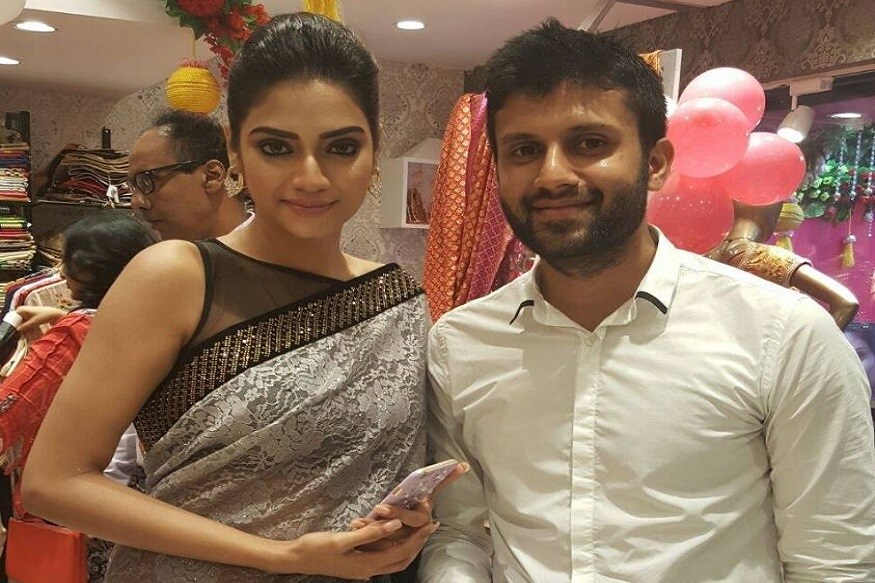 রাজনীতিতে পা দেওয়ার সঙ্গে সঙ্গেই জীবনের আরও এক নতুন পথের সূচনা হতে চলেছে নুসরতের৷ বিয়ে করছেন তিনি৷ জুনের মাঝামাঝি সময়েই বস্ত্র ব্যবসায়ী নিখিল জৈনের সঙ্গে বিবাহ বন্ধনে আবদ্ধ হতে চলেছেন নায়িকা ৷ Photo Courtesy: Facebook রাজনীতিতে পা দেওয়ার সঙ্গে সঙ্গেই জীবনের আরও এক নতুন পথের সূচনা হতে চলেছে নুসরতের৷ বিয়ে করছেন তিনি৷ জুনের মাঝামাঝি সময়েই বস্ত্র ব্যবসায়ী নিখিল জৈনের সঙ্গে বিবাহ বন্ধনে আবদ্ধ হতে চলেছেন নায়িকা ৷ Photo Courtesy: Facebook