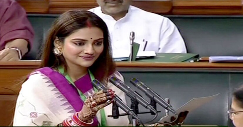 • এদিন দু’জনেই লোকসভায় বাংলায় শপথ গ্রহণ করেন ৷