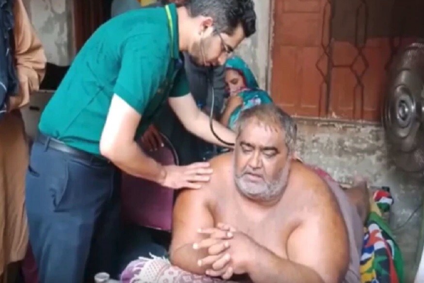পাকিস্তানের সবচেয়ে বেশি ওজন তাঁর৷ বর্তমানে তাঁর ওজন ৩৩০ কেজি৷ বিছানাতেই স্থায়ী বাস তাঁর৷ হাঁটা তো দূর, বিছানা ছাড়তেই পারেন না৷ পাকিস্তানের সবচেয়ে বেশি ওজন তাঁর৷ বর্তমানে তাঁর ওজন ৩৩০ কেজি৷ বিছানাতেই স্থায়ী বাস তাঁর৷ হাঁটা তো দূর, বিছানা ছাড়তেই পারেন না৷