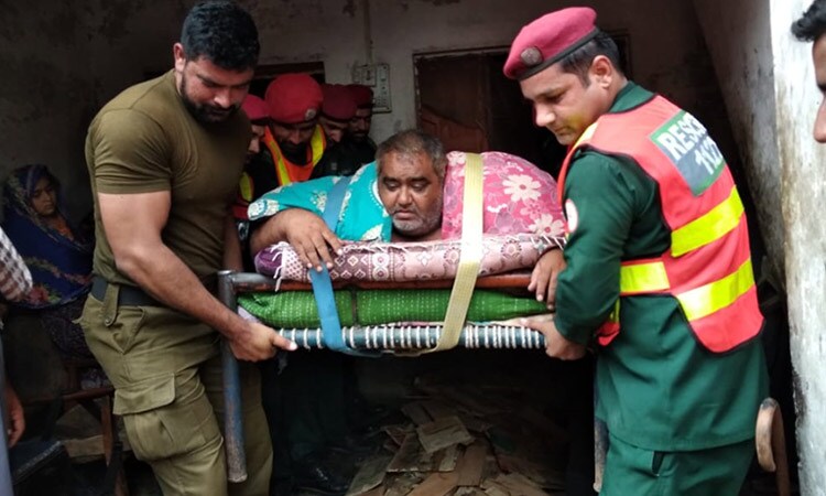 এ হেন নূর হাসানকে উদ্ধার করে লাহোরের একটি হাসপাতালে ভর্তি করা হল চিকিত্সার জন্য৷ স্থানীয় বাসিন্দা ও সেনা একত্রে নূরকে উদ্ধার করেন৷ এরপর একটি বিশেষ মিলিটারি হেলিকপ্টারে করে তাঁকে নিয়ে যাওয়া হয় লাহোরে৷ এ হেন নূর হাসানকে উদ্ধার করে লাহোরের একটি হাসপাতালে ভর্তি করা হল চিকিত্সার জন্য৷ স্থানীয় বাসিন্দা ও সেনা একত্রে নূরকে উদ্ধার করেন৷ এরপর একটি বিশেষ মিলিটারি হেলিকপ্টারে করে তাঁকে নিয়ে যাওয়া হয় লাহোরে৷