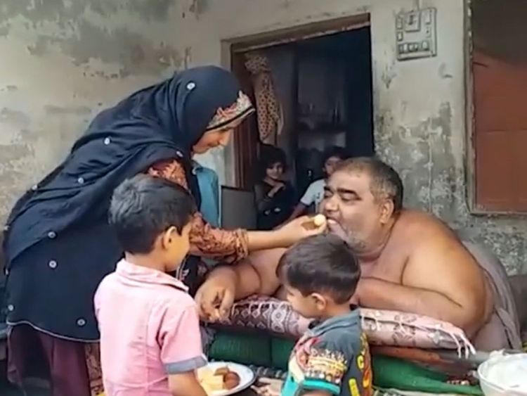 পাকিস্থানের পঞ্জাব প্রদেশের সাকিদাবাদের বাসিন্দা নূর হাসানকে সুস্থ জীবন ফিরিয়ে দেওয়ার চেষ্টা করছে পাকিস্তান৷ পাকিস্তানের সেনা প্রধান জেনারেল কামার জাভেদ বাজওয়া পাকিসতানের সবচেয়ে বেশি ওজনের নূরকে সুস্থ করার জন্য বিশেষ চিকিত্সার ব্যবস্থা করেছেন৷ পাকিস্থানের পঞ্জাব প্রদেশের সাকিদাবাদের বাসিন্দা নূর হাসানকে সুস্থ জীবন ফিরিয়ে দেওয়ার চেষ্টা করছে পাকিস্তান৷ পাকিস্তানের সেনা প্রধান জেনারেল কামার জাভেদ বাজওয়া পাকিসতানের সবচেয়ে বেশি ওজনের নূরকে সুস্থ করার জন্য বিশেষ চিকিত্সার ব্যবস্থা করেছেন৷