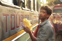 রাস্তায় ঘুরে পাঁপড় বিক্রি করছেন কেন হৃতিক? রাস্তায় ঘুরে পাঁপড় বিক্রি করছেন কেন হৃতিক?