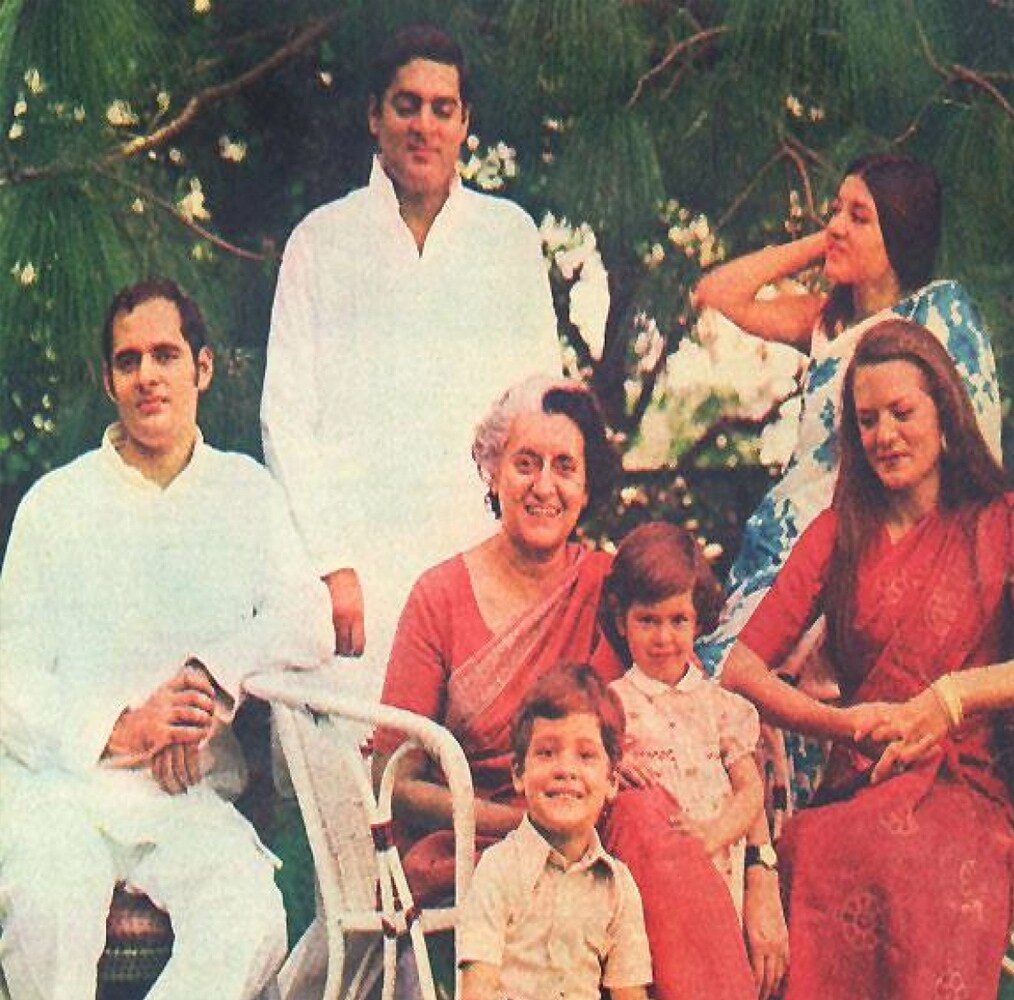 রাহুল গান্ধি নিজের পরিবারকে সব থেকে বেশি গুরুত্ব দেন ৷ পরিবারের সঙ্গে সময় কাটাতেই বেশি ভালবাসেন ৷ তবে তাঁর কাকিমা মানেকা গান্ধি ও ভাই বরুণ গান্ধি আলাদা থাকেন ৷ রাহুল গান্ধি নিজের পরিবারকে সব থেকে বেশি গুরুত্ব দেন ৷ পরিবারের সঙ্গে সময় কাটাতেই বেশি ভালবাসেন ৷ তবে তাঁর কাকিমা মানেকা গান্ধি ও ভাই বরুণ গান্ধি আলাদা থাকেন ৷